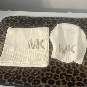 Michael KORS Scarf & Cap Set😀.     OS.